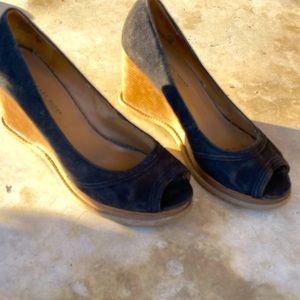 Black wedge heels in suede, 8